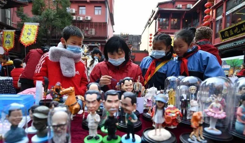 坡子街上非遺項(xiàng)目的店鋪吸引了學(xué)生們駐足圍觀圖片